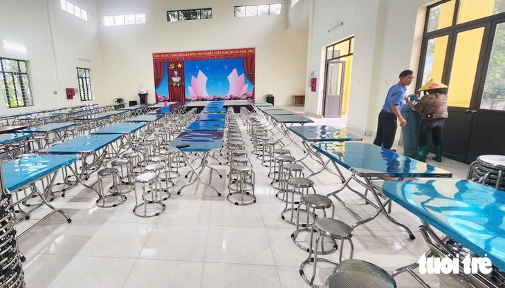 Cận cảnh lớp học 28 năm phải căng bạt, giám đốc sở mục sở thị 'giật mình' - Ảnh 12.