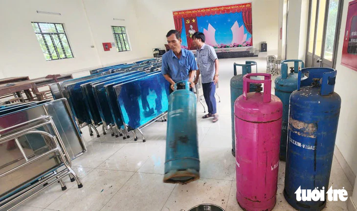 Cận cảnh lớp học 28 năm phải căng bạt, giám đốc sở mục sở thị 'giật mình' - Ảnh 13.