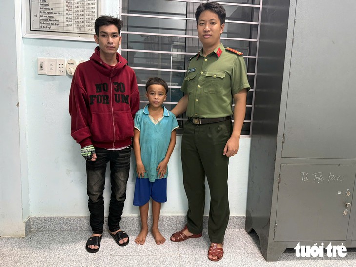 Xót xa hoàn cảnh cậu bé 13 tuổi mồ côi cha, đi hơn 100 km tìm mẹ giữa mưa - Ảnh 2.