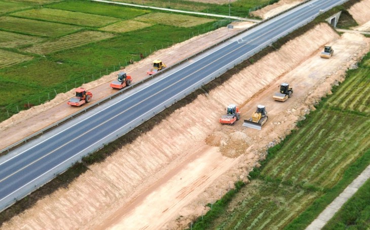 Vì sao cao tốc Cam Lộ - La Sơn tạm đóng cả ban ngày? - Ảnh 1.