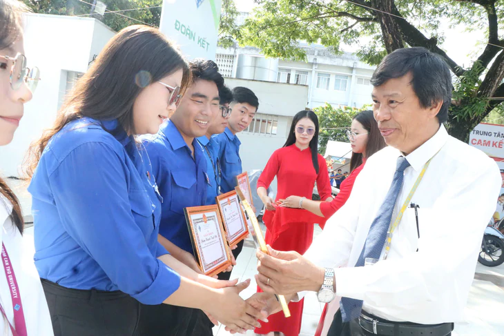 Phó giám đốc Đại học Cần Thơ đặt kỳ vọng các tân sinh viên sẽ là bạn trẻ năng động và tiên phong trong các hoạt động xung kích tình nguyện - Ảnh 2.