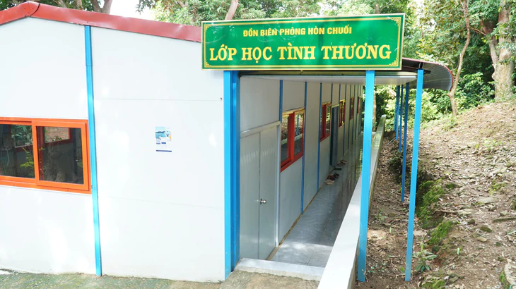 Lớp học tình thương kỳ lạ ở đảo Hòn Chuối với 3 cái bảng, 5 khối lớp một người dạy - Ảnh 3.