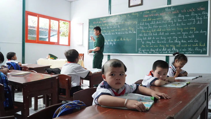Lớp học tình thương kỳ lạ ở đảo Hòn Chuối với 3 cái bảng, 5 khối lớp một người dạy - Ảnh 4.