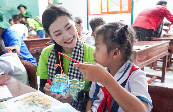 Lớp học tình thương kỳ lạ ở đảo Hòn Chuối với 3 cái bảng, 5 khối lớp một người dạy - Ảnh 6.
