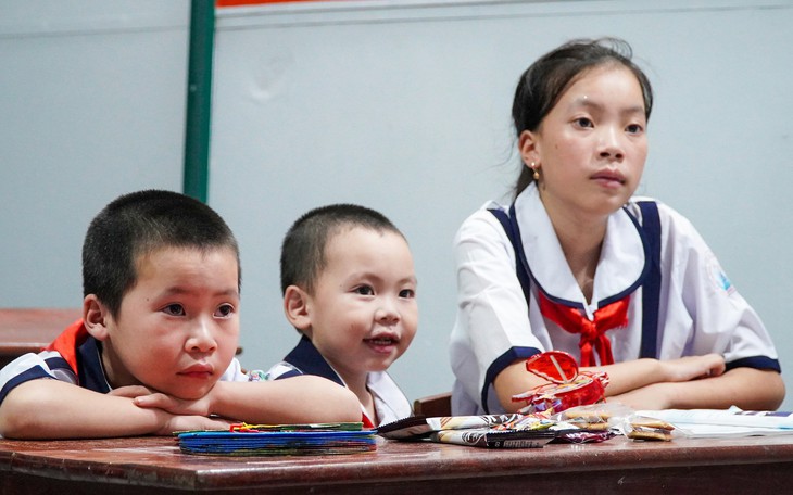 Cô Nguyễn Thị Hồng Nga, Trường THCS Chu Văn An (phường Cầu Ông Lãnh, TP.HCM) được ví như "người mẹ hiền" có đôi tay mát lành với học sinh hoà nhập. Gần 16 năm đứng lớp, lòng yêu thương của cô đã thắp sáng hành trình cho học sinh hòa nhập. - Ảnh 5.