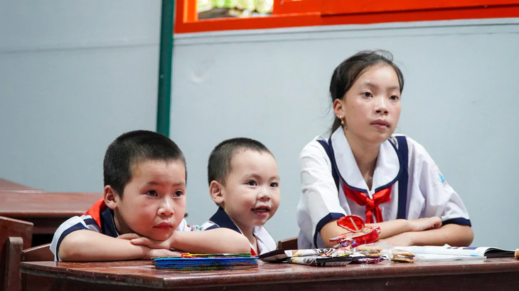Lớp học tình thương kỳ lạ ở đảo Hòn Chuối với 3 cái bảng, 5 khối lớp một người dạy - Ảnh 1.