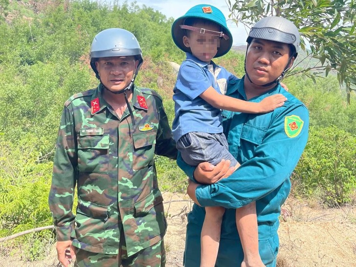 Con chó tên Đen bảo vệ cậu chủ giữa đêm núi rừng - Ảnh 1.