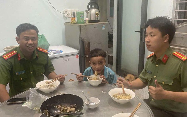 Cậu bé 13 tuổi đi bộ 100km tìm mẹ giữa mưa: Ba mới mất chưa lâu - Ảnh 4.