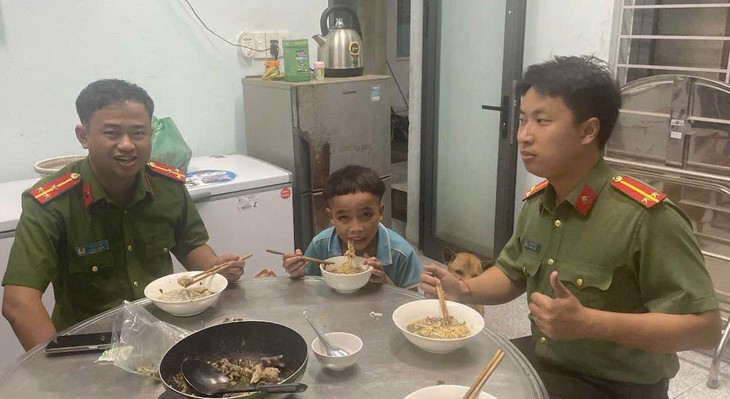 Cậu bé 13 tuổi đi bộ hơn 100 km tìm mẹ giữa mưa gió - Ảnh 1.