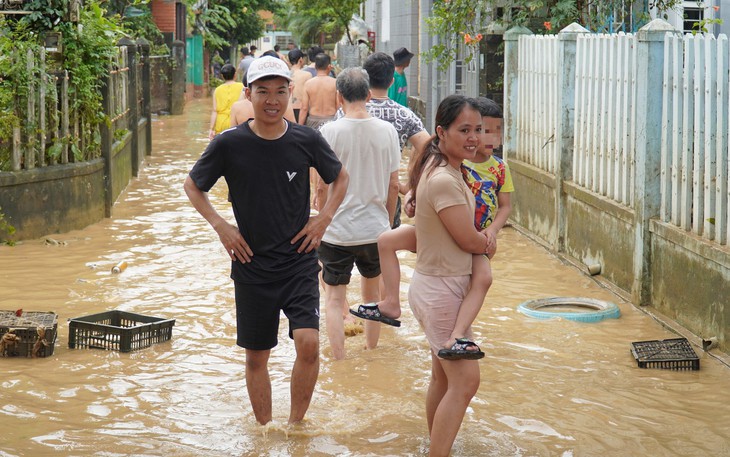 Các hồ đập ở Hà Tĩnh vận hành xả tràn để ứng phó với mưa lũ - Ảnh 3.