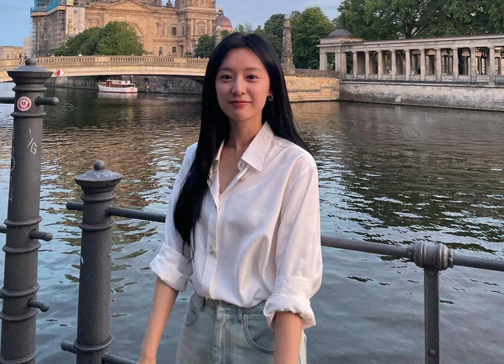 Phong cách thanh lịch của Kim Ji Won - Ảnh 7.