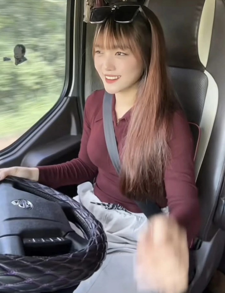 Nữ lái xe có - Ảnh 1.