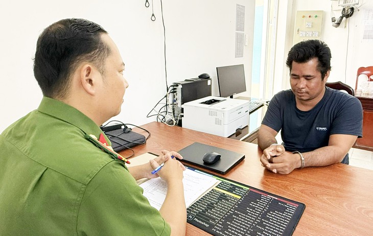 Khởi tố 'nghịch tử' say xỉn đánh mẹ, cầm dao đâm Cảnh sát 113 - Ảnh 1.