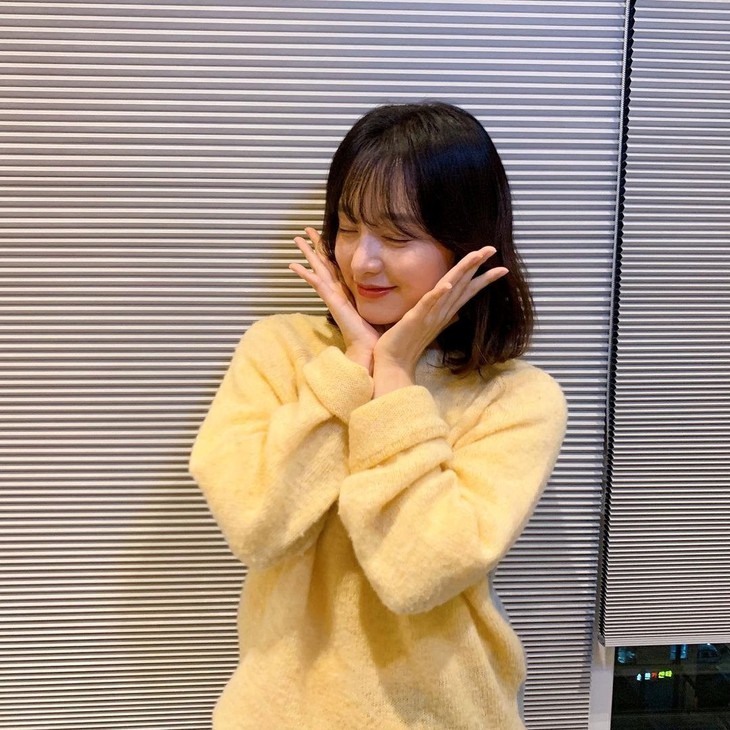 Phong cách thanh lịch của Kim Ji Won - Ảnh 5.