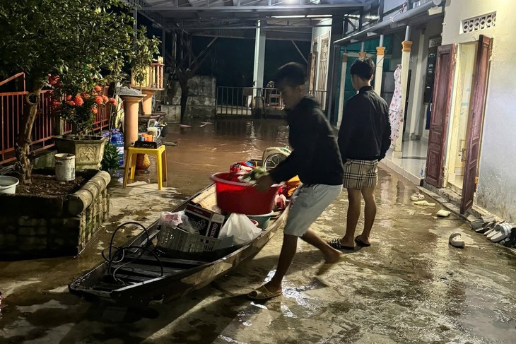 Mưa lũ dâng nhanh trong đêm, Quảng Trị di dời hàng trăm hộ dân ở xã biên giới - Ảnh 4.
