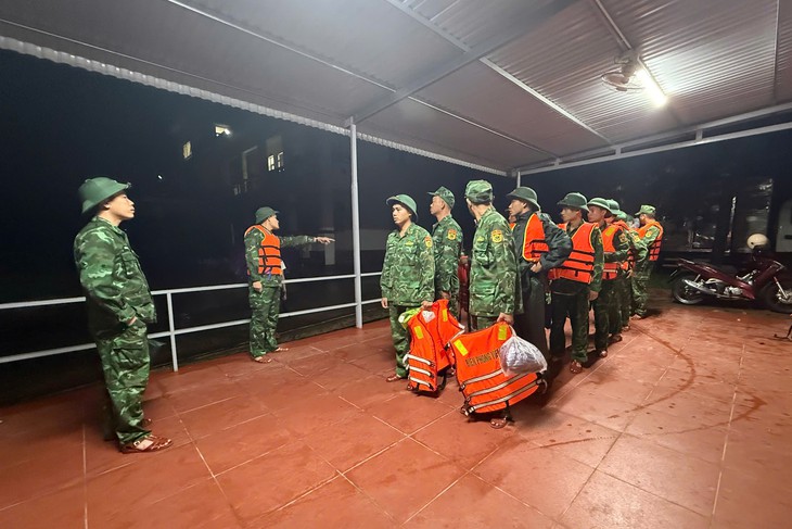 Mưa lũ dâng nhanh trong đêm, Quảng Trị di dời hàng trăm hộ dân ở xã biên giới - Ảnh 5.