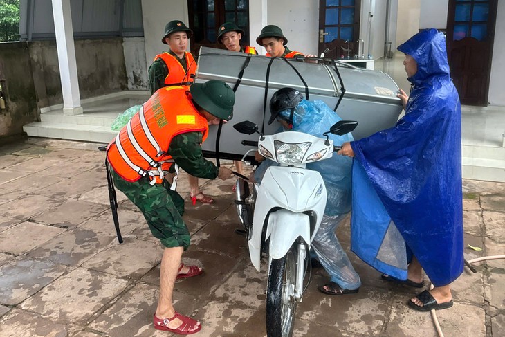 Mưa lũ dâng nhanh trong đêm, Quảng Trị di dời hàng trăm hộ dân ở xã biên giới - Ảnh 2.