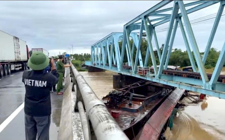 Cả trăm người giải cứu cầu đường sắt bị sà lan hút cát mắc vào - Ảnh 8.
