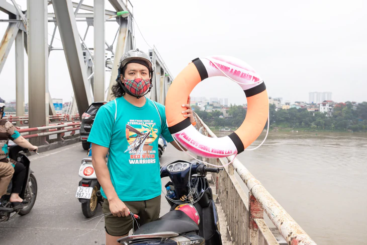 Thiếu tá quân đội mất tích khi nhảy sông Trà Lý cứu người: Chiếc phao 100.000 đồng có thể cứu một mạng người - Ảnh 4.