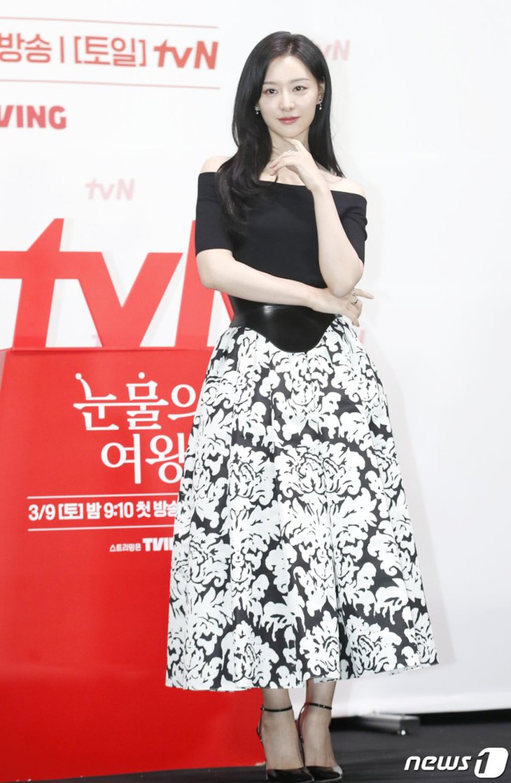 Phong cách thanh lịch của Kim Ji Won - Ảnh 2.