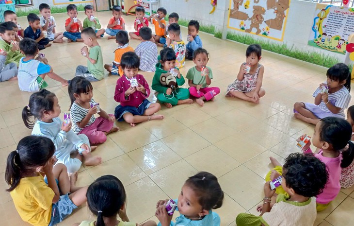 Khánh Hòa: Trẻ em mầm non dân tộc thiểu số, vùng đặc biệt khó khăn được uống sữa miễn phí 5 lần tuần - Ảnh 1.