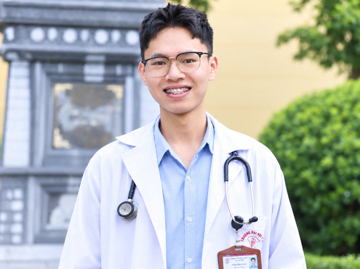 Từng hụt hẫng vì điểm thấp, chàng trai xứ Quảng vào Top 5 bác sĩ nội trú - Ảnh 1.