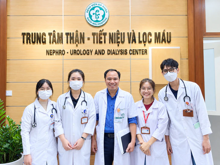 Từng hụt hẫng vì điểm thấp, chàng trai xứ Quảng vào Top 5 bác sĩ nội trú - Ảnh 2.