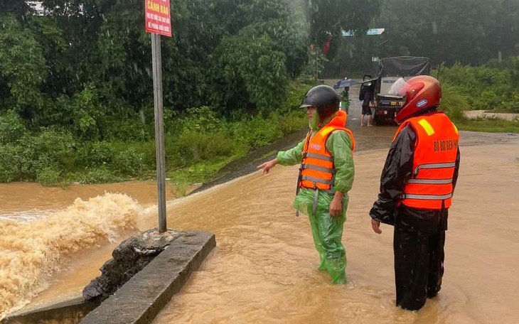 Nơi nào có ngập lụt hoặc sạt lở, học sinh Quảng Trị có thể nghỉ học - Ảnh 3.