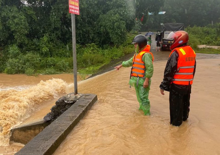 Quảng Trị mưa lớn, nhiều nơi bị chia cắt, hộ dân được di dời - Ảnh 2.