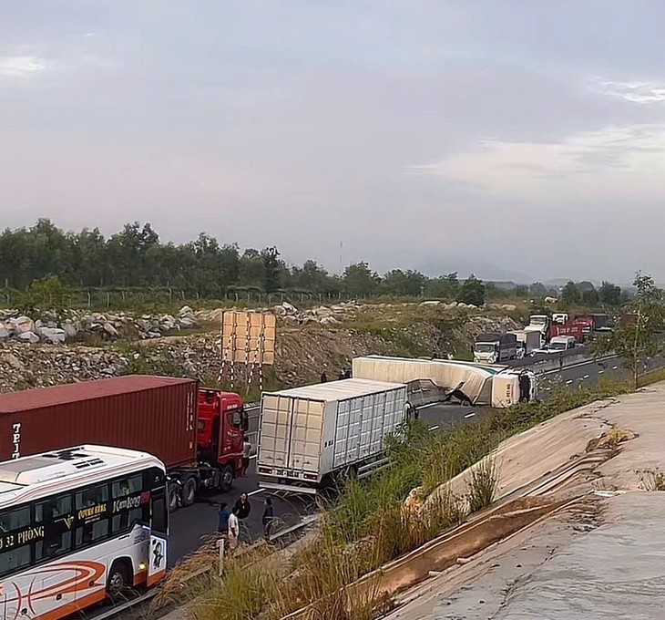 Xe tải lật ngang cao tốc Vĩnh Hảo - Phan Thiết do tài xế buồn ngủ - Ảnh 1.