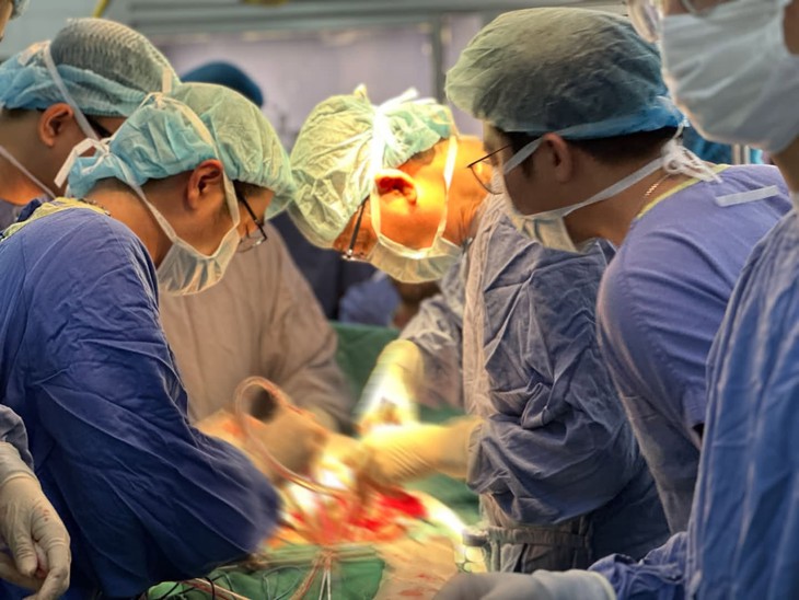 Người đàn ông phải cắt toàn bộ bàng quang vì chủ quan với triệu chứng đái ra máu - Ảnh 1.