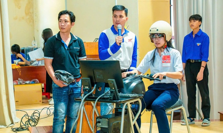 Truyền thông kiến thức pháp luật đến công nhân và kỹ năng số đến gần người dân - Ảnh 5.