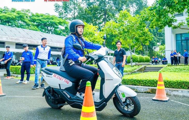 Truyền thông kiến thức pháp luật đến công nhân và kỹ năng số đến gần người dân - Ảnh 6.