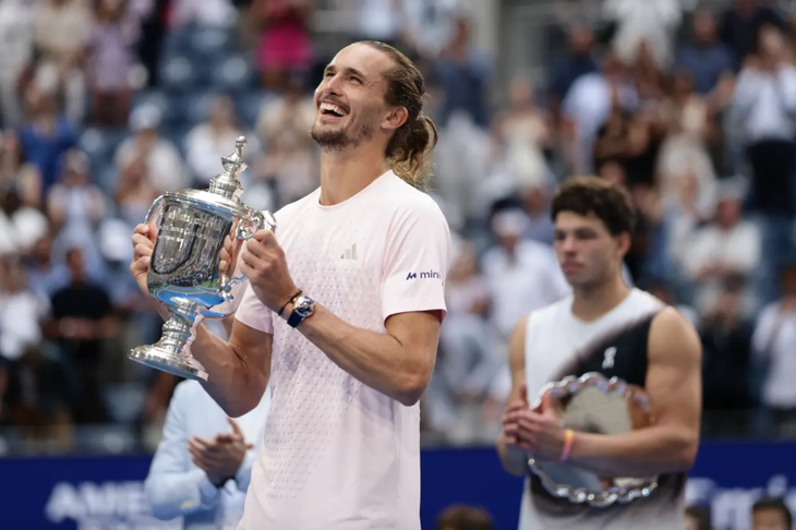 Khoảnh khắc Zverev nâng cúp, nhớ mẹ lấy nước mắt khán giả US Open - Ảnh 1.
