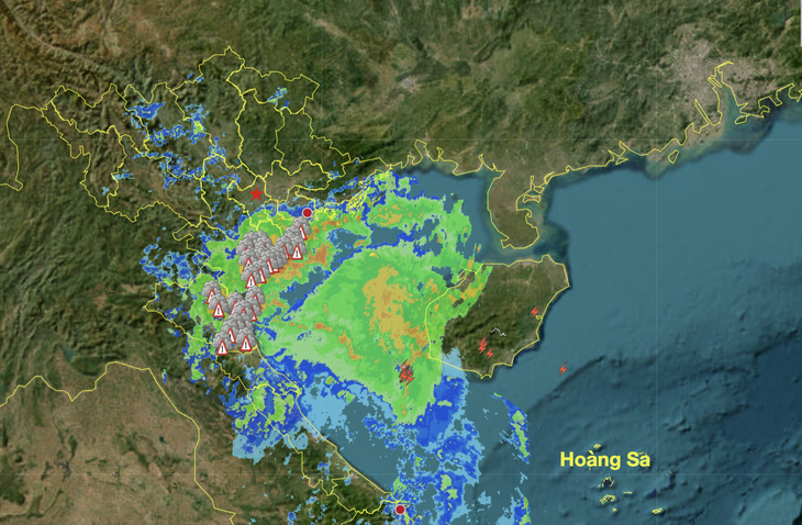 Hoàn lưu áp thấp nhiệt đới gây mưa lớn từ Hà Tĩnh ra đồng bằng Bắc Bộ, có nơi trên 500mm - Ảnh 1.