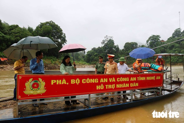 Bộ Công an hỗ trợ thuyền cho xã miền núi có cầu bị lũ cuốn - Ảnh 1.