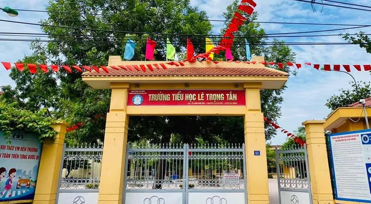 Kiểm tra đột xuất bếp ăn bán trú phát hiện thịt gà có mùi lạ, tôm ươn, nhà trường nói gì? - Ảnh 1.