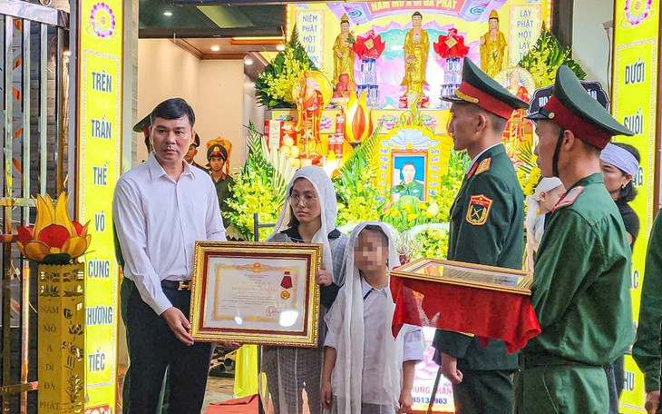 Truy tặng bằng khen người đàn ông quên mình cứu 2 em nhỏ rơi xuống kênh - Ảnh 4.