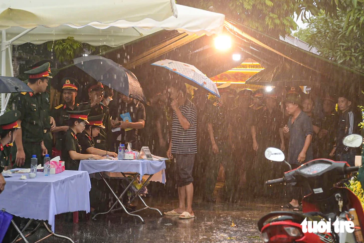 Cuộc đoàn tụ cuối tuần dang dở và món quà Trung tá Trần Văn Tùng chưa kịp tặng con gái - Ảnh 2.