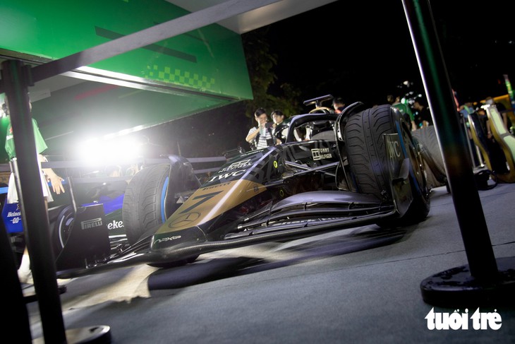 Xe đua APXGP của 'F1 The Movie' xuất hiện ở Việt Nam - Ảnh 20.