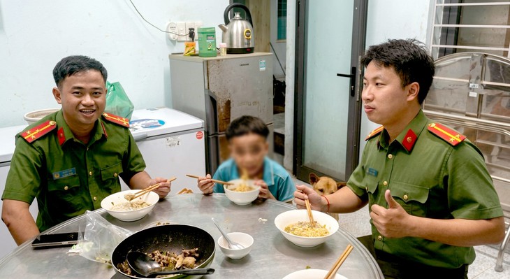 Cậu bé 13 tuổi đi bộ hơn 100 km tìm mẹ giữa mưa gió - Ảnh 1.