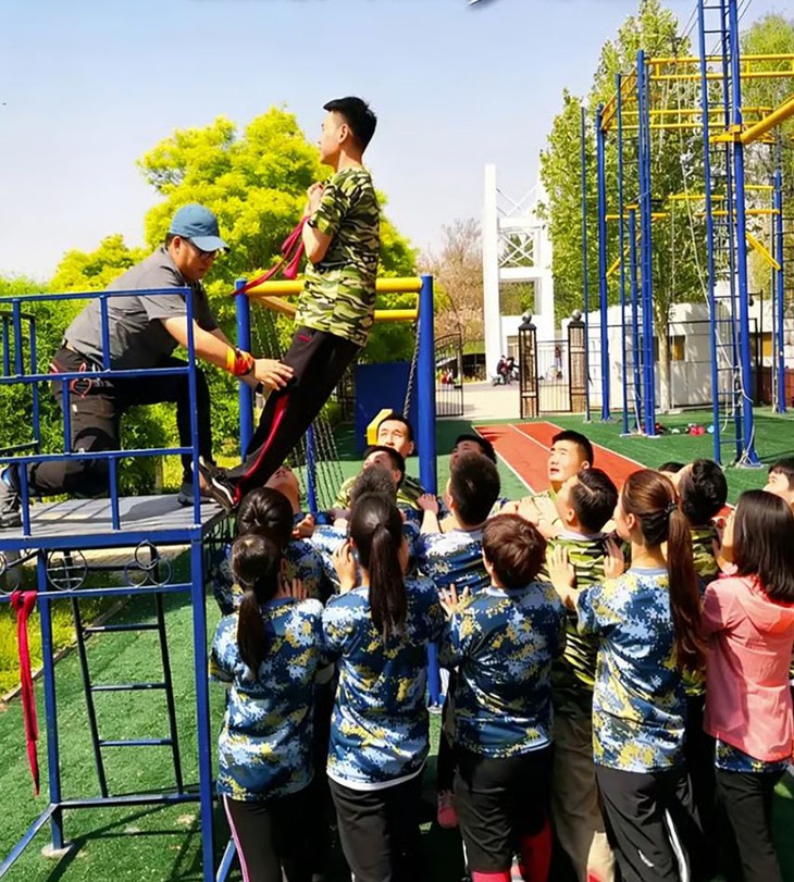 'Xỉu ngang' khi nhân viên quán trà sữa được đào tạo kiểu... quân đội - Ảnh 1.