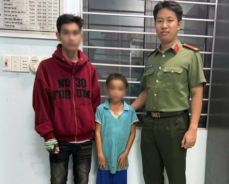 Cậu bé 13 tuổi đi bộ hơn 100 km tìm mẹ giữa mưa gió - Ảnh 2.