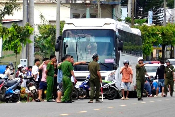 Vụ xe khách chạy lùi cán chết học sinh lớp 6: Làm sao để không còn xảy ra tai nạn xót xa? - Ảnh 1.