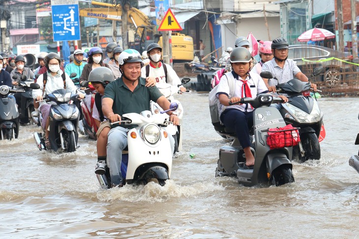 Cần Thơ điều chỉnh lịch học ứng phó mưa lũ và triều cường an toàn cho học sinh - Ảnh 1.
