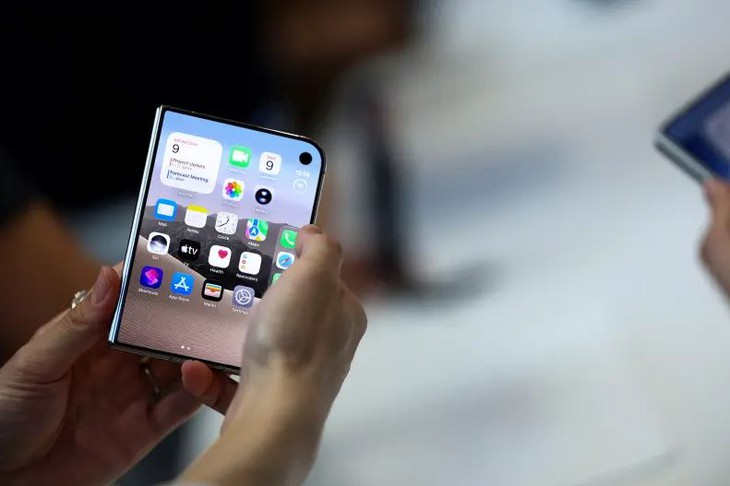 Người thuận thay trái 'dỗi' iPhone Duo? - Ảnh 2.