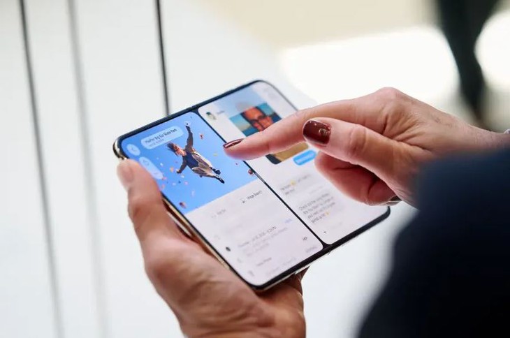 Người thuận thay trái 'dỗi' iPhone Duo? - Ảnh 1.