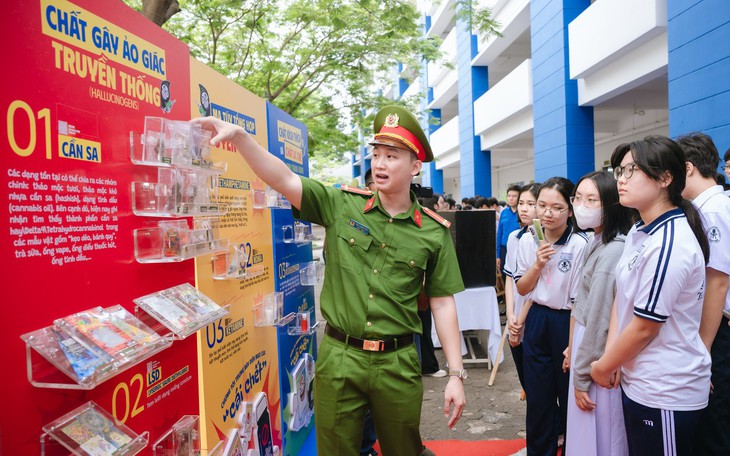 Phiên tòa giả định giúp nhận biết bị lôi kéo, rủ rê sử dụng ma túy, vi phạm pháp luật - Ảnh 3.
