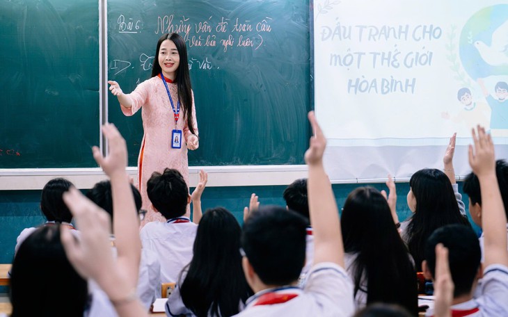 Hai Bộ phản hồi kiến nghị cô giáo nghỉ hưu ở tuổi 55, thầy giáo ở tuổi 60 - Ảnh 2.