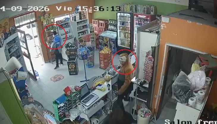 Đang cướp thì phải nhập vai... nhân viên, đứng bán hàng, xuất hóa đơn cho khách luôn - Ảnh 1.